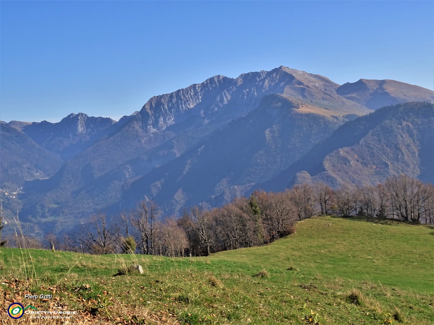 52 Dal pianoro di Baita Campo zoom in Menna.JPG